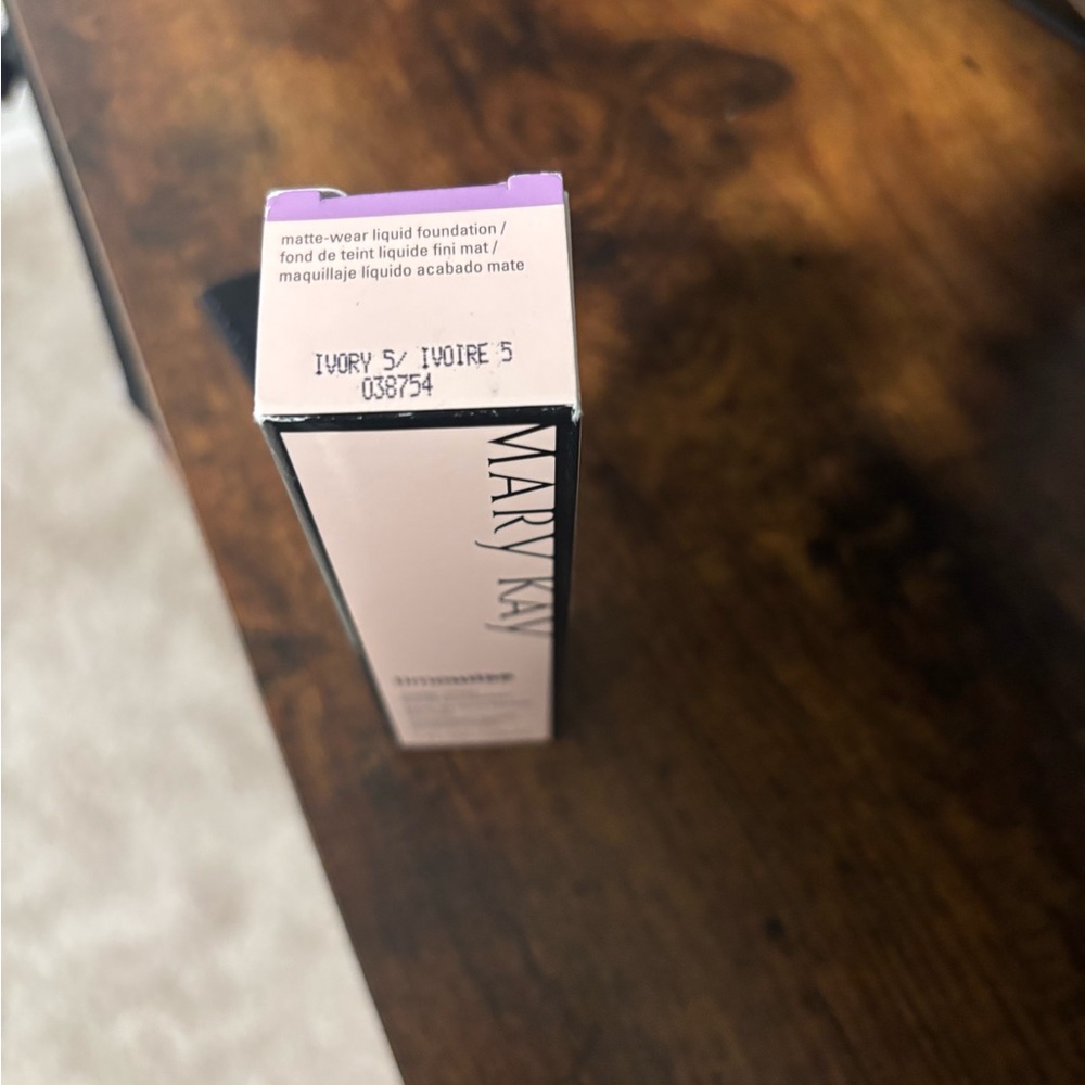 Mary Kay Matte-Wear Liquid Foundation - Ivory5